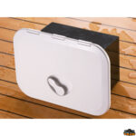 Sportelli oblò molle a gas oscuranti Octopussy LINE Portello calpestabile impermeabile in AAS HD 270x375 mm colore crema 9010 con contenitore