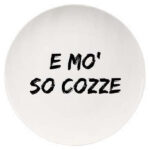 PIATTO CERAMICA PIANO MO' SO COZZE    cm 26,5 SOOR 3330008 PIATTI CERAMICA              C