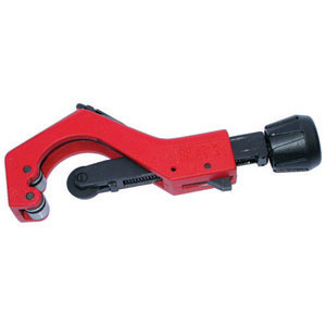 TAGLIATUBI PER MATERIE PLASTICHE Con 1 rotella sottile in acciaio, 2 rulli, lama sbavatrice a coltello e rotella di ricambio posta nell'impugnatura. plastic material pipe cutters 1053GE