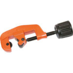 TAGLIATUBI Con 1 rotella in acciaio di alta restistenza, 2 rulli e lama sbavatrice posta nell'impugnatura che da la massima sicurezza contro incidenti nell'uso. pipe cutters 1055G