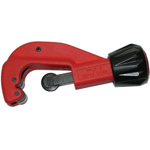 TAGLIATUBI Con 1 rotella in acciaio, 2 rulli, lama sbavatrice a coltello e rotella di ricambio posta nell'impugnatura. pipe cutters 1055GA 3