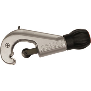 TAGLIATUBI Con 1 rotella in acciaio, 2 rulli, lama sbavatrice a coltello e rotella di ricambio posta nell'impugnatura. pipe cutters 1055GA 9