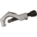 TAGLIATUBI Con 1 rotella in acciaio, 2 rulli, lama sbavatrice a coltello e rotella di ricambio posta nell'impugnatura. pipe cutters 1055GM