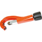 TAGLIATUBI AUTOMATICI Con 1 rotella sottile in acciaio di alta resistenza, 3 rullini di guida che favoriscono la massima precisione di taglio anche nella massima capacità. Provvisto di una molla interna a spinta che crea una riduzione di sforzo ed una elevata facilità di tagli con pochi giri. Lama sbavatrice posta nell'impugnatura che da la massima sicurezza contro incidenti nell'uso. Vite d'avanzamento delle rotelle completamente protetta. automatic pipe cutters 1056G