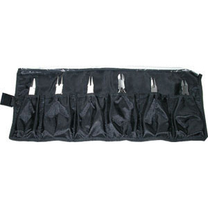 PINZE PER ELETTRONICA E MECCANICA FINE Assortimento in robusta borsa di tela arrotolabile. <br>Contenuto di 6 pezzi.<br>Composizione:<br>1 pinza Art. 110 A 115<br>1 pinza Art. 110 C<br>1 pinza Art. 110 E 130<br>1 pinza Art. 110 L<br>1 tronchese Art. 560 A<br>1 tronchese Art. 560 B 130 pliers for electronics and fine mechanics 110T