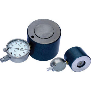 AZZERATORI In acciaio speciale temprato con magnete.<br>Altezza di riferimento uguale a mm 50, superficie tastatrice mobile Ø mm 33,5, con comparatore Ø mm 40, lettura mm 0,01. Capacità mm 3. Dimensioni azzeratore Ø mm 58x50 h. zero setter 1562GRE