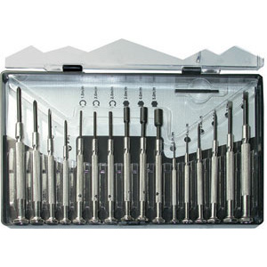 UTENSILI PER MECCANICA FINE Pezzi 16.<br>Fornibile nella seguente composizione:<br>1 sr. di 4 giraviti a croce Gr 00-0-1-2<br>1 sr. di 3 giraviti per esagoni incass. da mm 1,5 - 2 - 2,5<br>1 sr. di 3 giraviti a bussola da mm 3 - 4 - 5<br>1 sr. di 6 giraviti taglio diritto da mm 1 - 1,4 - 2 - 2,4 - 3 - 3,8.<br>In astuccio di plastica. precision tools sets 1903GM