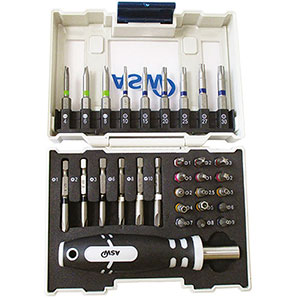 BITS ATTACCO 1/4" DIN 3126 IN ASSORTIMENTO Composizione di 31 pezzi.<br>15 bits con attacco C 6,3 e lunghezza mm 25, così suddivisi:<br>3 bits a croce Phillips PH1 - PH2 - PH3<br>5 bits ad esagono forato mm 2 - 2,5 - 3 - 4 - 5<br>4 bits a impronta TORX con foro TR6 - TR7 - T8 - T9<br>3 bits a impronta quadra Nr. 0 - 1 - 2<br>15 bits con attacco E 6,3 e lunghezza mm 50, così suddivisi:<br>3 bits a impronta Tri-Wing® 1 -2 - 3<br>3 bits a impronta Torq-Set® 6 - 8 - 10<br>3 bits a impronta a due fori Nr. 4 - 6 - 8<br>6 bits a impronta TORX con foro TR10 - TR15 - TR20 - TR25 - TR27 - TR30<br>1 impugnatura portabits in materiale bicomponente<br>L'assortimento completo. bits sets 2019G