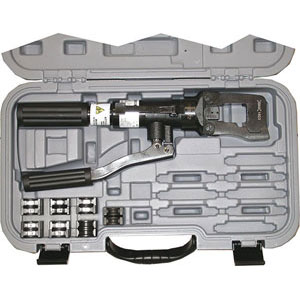 PINZE PER CAPICORDA E MANICOTTI NON ISOLATI Composizione: 1 pinza idraulica, 5 coppie matrici per capicorda e manicotti non isolati<br>da mm^2 10 a 150 e 2 coppie matrici per manicotti da mm^2 16 a 35.<br>Peso solo pinza kg 2.<br>In valigetta. crimping tools for unisulated terminals 206GK 9