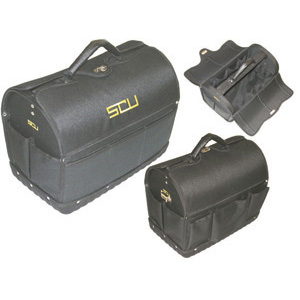 BORSE PORTAUTENSILI Corredato di grande vano centrale, con chiusura e 18 alloggiamenti interni per utensili. 9 tasche esterne per utensili e oggetti vari (cellulare, penne ecc.). Maniglia di trasporto imbottita. Fascia passante d'appoggio per uso in combinazione con il bauletto-trolley Art. 2071 ZT. Peso Kg 2.<br>Dimensioni mm 410x250x330h. universal bags 2071ZP