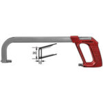 ARCHETTI PER SEGHE Tipo professionale, fisso in robusto tubo piatto. Impugnatura anatomica in lega di alluminio. Regolazione della tensione della lama mediante rotazione della parte inferiore dell’impugnatura. Possibilità di ruotare la lama in 8 posizioni di taglio. Esecuzione laccata. hack saws 2613