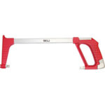 ARCHETTI PER SEGHE Tipo Super-professionale, fisso in robusto tubo piatto rigido. Impugnatura anatomica e frontalino in lega di alluminio. Regolazione della tensione della lama mediante rotazione della parte inferiore dell’impugnatura. Possibilità di ruotare la lama in 6 posizioni di taglio. Esecuzione laccata. hack saws 2613E