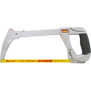 ARCHETTI PER SEGHE Tipo industriale, fisso, particolarmente robusto, rigido (a elevata tensione della lama), ergonomico in acciaio speciale. Impugnatura in gomma morbida per rendere la presa più efficace e comoda. Regolazione della tensione della lama mediante leva di regolazione nella parte superiore dell'impugnatura (6 giri per raggiungere la perfetta tensione). Possibilità di tagli a 45°/90° rapidi e precisi. Fornito con 1 lama in HSS a 18 denti per pollice Art. 9559 GA e 1 lama in HSS a 24 denti per pollice Art. 9559 GB. hack saws 2613G