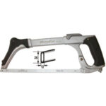 ARCHETTI PER SEGHE Tipo industriale, fisso, particolarmente robusto, rigido (tensione della lama fino a 190 Kg), ergonomico in acciaio speciale. Impugnatura e appoggiamano in gomma morbida per rendere la presa più efficace e comoda. Regolazione della tensione della lama mediante rotellina godronata, che fissa inizialmente la tensione desiderata. Bloccaggio/sbloccaggio rapido a leva per le successive operazioni di sostituzione della lama. Possibilità di tagli a 45°/90° rapidi e precisi. Fornito con 1 lama bimetallica a 24 denti per pollice. hack saws 2613H