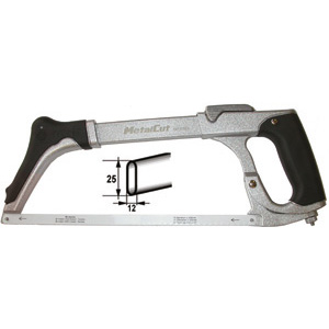 ARCHETTI PER SEGHE Tipo industriale, fisso, particolarmente robusto, rigido (tensione della lama fino a 190 Kg), ergonomico in acciaio speciale. Impugnatura e appoggiamano in gomma morbida per rendere la presa più efficace e comoda. Regolazione della tensione della lama mediante rotellina godronata, che fissa inizialmente la tensione desiderata. Bloccaggio/sbloccaggio rapido a leva per le successive operazioni di sostituzione della lama. Possibilità di tagli a 45°/90° rapidi e precisi. Fornito con 1 lama bimetallica a 24 denti per pollice. hack saws 2613H