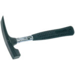 MARTELLI PER MURATORI Tipo con battente quadro e penna orizzontale.<br>Manico in tubo d’acciaio, con impugnatura anatomica in materiale sintetico morbido. Peso g 600. mason's hammers 2733G