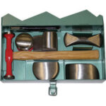 UTENSILI PER CARROZZIERI IN ASSORTIMENTO Composizione:<br>1 pezzo per tipo Art. 2804 A-B-C-D-T<br>1 pezzo Art. 2809 B<br>1 pezzo scalpello piatto mm 150<br>In cassetta. panel beating diollies sets 2803T