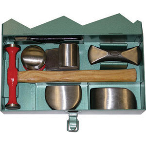 UTENSILI PER CARROZZIERI IN ASSORTIMENTO Composizione:<br>1 pezzo per tipo Art. 2804 A-B-C-D-T<br>1 pezzo Art. 2809 B<br>1 pezzo scalpello piatto mm 150<br>In cassetta. panel beating diollies sets 2803T