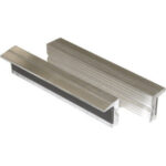 GANASCE MAGNETICHE SPECIALI PER MORSE Tipo in alluminio, con 6 scanalature orizzontali poco profonde più 1 scanalatura orizzontale centrale più profonda. Permette di serrare corpi anche con forme irregolari o pezzi di forma tonda come tubi, tondini ecc. Magnete longitudinale. special magnetic jaws for vices 2855CM 125