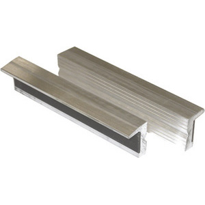 GANASCE MAGNETICHE SPECIALI PER MORSE Tipo in alluminio, con 6 scanalature orizzontali poco profonde più 1 scanalatura orizzontale centrale più profonda. Permette di serrare corpi anche con forme irregolari o pezzi di forma tonda come tubi, tondini ecc. Magnete longitudinale. special magnetic jaws for vices 2855CM