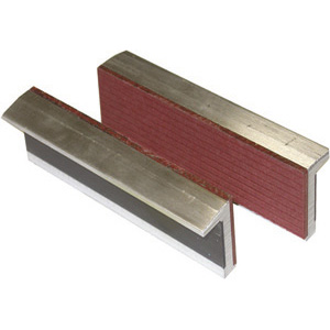 GANASCE MAGNETICHE SPECIALI PER MORSE Tipo in alluminio, con rivestimento in fibra laminata liscia, per evitare segni di serraggio o deformazioni sul pezzo da lavorare, pur garantendo una notevole tenuta. Magnete longitudinale. special magnetic jaws for vices 2855EM