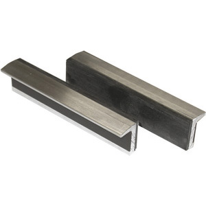 GANASCE MAGNETICHE SPECIALI PER MORSE Tipo in alluminio, con rivestimento in gomma sintetica liscia a tre strati (durezza 85 Shores) con cui si riduce l'elasticità. Le ganasce si adattano alla forma del pezzo da lavorare, permettendo un ottimo serraggio con una pressione minima delle ganasce. Particolarmente utilizzate in lavori di rifinitura. Magnete longitudinale. special magnetic jaws for vices 2855FM