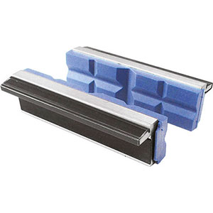 GANASCE MAGNETICHE SPECIALI PER MORSE Tipo in alluminio, con rivestimento in POLIURETANO, con 1 scanalatura orizzontale e 3 verticali su ciascuna ganascia per posizionare i pezzi in varie posizioni di lavoro. Permettono di serrare anche corpi tondi, tondini ecc. Adatte per uso con acqua e liquidi lubrificanti poco aggressivi. Magnete longitudinale. special magnetic jaws for vices 2855FV