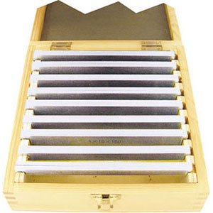 PARALLELE IN SERIE Lunghezza totale parallele mm 160. <br>Serie composta da 9 coppie con spessore per larghezza:<br>mm 4x10 - 4x14 - 4x18 - 4x22 - 4x26 - 4x30 - 4x34 - 4x38 - 4x42.<br>In cassetta legno. parallel couples 2878GT