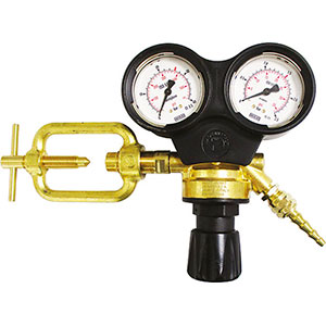 RIDUTTORI PER ACETILENE Robusto morsetto per l'attacco alla bombola, attacco Ø 20 x Ø 10 mm.<br>Scala manometro entrata da 0 a 40 bar.<br>Scala manometro uscita da 0 a 2,5 bar.<br>Pressione in entrata 25 bar.<br>Pressione di esercizio <1,5 bar.<br>Portata 5 m³/h. acetylene pressure regulators 3139GR