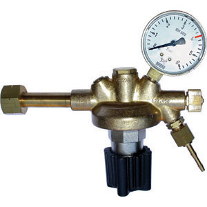 RIDUTTORI PER GAS LIQUEFATTI Per gas liquidi, propano e butano.<br>Scala manometro uscita da 0 a 6 Atm.<br>Massima pressione d'uso 3,5 Atm. propan pressure regulators 3140GF