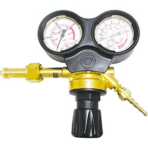 RIDUTTORI PER ARGON - ANIDRIDE CARBONICA Ghiera per l'attacco alla bombola, attacco W 21,8 x 1/14".<br>Attacco filettato porta-gomma G 1/4.<br>Diametro porta-gomma mm 7,2/9.<br>Scala manometro entrata da 0 a 300 bar.<br>Scala manometro uscita da 0 a 32 l/min.<br>Pressione in entrata 300 bar.<br>Pressione di esercizio 4 bar.<br>Portata >2 m³/h. argon and carbon dioxide pressure regulators 3140GHT