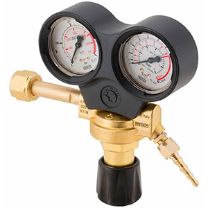 RIDUTTORI PER ARGON - ANIDRIDE CARBONICA Scala manometro entrata da 0 a 300/315 Atm.<br>Scala manometro uscita da 0 a 32 l/min. <br>Massima pressione d'entrata dalla bombola 200 Atm. argon and carbon dioxide pressure regulators 3140GL
