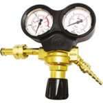 RIDUTTORI PER IDROGENO Ghiera per l'attacco alla bombola, attacco W 20 x 1/14" sin.<br>Attacco filettato porta-gomma G 3/8 sin.<br>Diametro porta-gomma mm 7,2/11,5.<br>Scala manometro entrata da 0 a 300 bar.<br>Scala manometro uscita da 0 a 15 bar.<br>Pressione in entrata 300 bar.<br>Pressione di esercizio 10 bar.<br>Portata 30 m³/h. hydrogen pressure regulators 3140GML