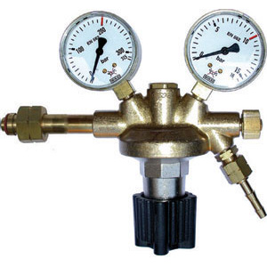 RIDUTTORI PER IDROGENO Scala manometro entrata da 0 a 300/315 Atm.<br>Scala manometro uscita da 0 a 15/16 Atm.<br>Massima pressione d’uso 10 Atm. hydrogen pressure regulators 3140GP