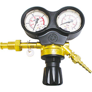 RIDUTTORI PER AZOTO Ghiera per l'attacco alla bombola, attacco W 21,8 x 1/14".<br>Attacco filettato porta-gomma G 3/8.<br>Diametro porta-gomma mm 7,2/11,5.<br>Scala manometro entrata da 0 a 300 bar.<br>Scala manometro uscita da 0 a 15 bar.<br>Pressione in entrata 300 bar.<br>Pressione di esercizio 10 bar.<br>Portata 30 m³/h. nytrogen pressure regulators 3140GPL