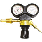 RIDUTTORI PER ARGON Ghiera per l'attacco alla bombola, attacco W 24,5 x 1/14".<br>Attacco filettato porta-gomma G 1/4.<br>Diametro porta-gomma mm 7,2/9.<br>Scala manometro entrata da 0 a 300 bar.<br>Scala manometro uscita da 0 a 15 bar.<br>Pressione in entrata 300 bar.<br>Pressione di esercizio 10 bar.<br>Portata 30 m³/h. argon pressure regulators 3140GS