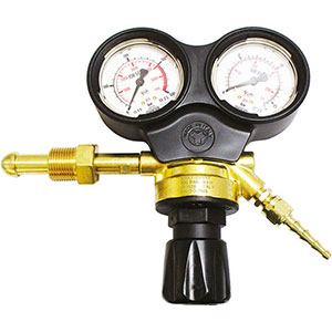 RIDUTTORI PER ARGON Ghiera per l'attacco alla bombola, attacco W 24,5 x 1/14".<br>Attacco filettato porta-gomma G 1/4.<br>Diametro porta-gomma mm 7,2/9.<br>Scala manometro entrata da 0 a 300 bar.<br>Scala manometro uscita da 0 a 15 bar.<br>Pressione in entrata 300 bar.<br>Pressione di esercizio 10 bar.<br>Portata 30 m³/h. argon pressure regulators 3140GS