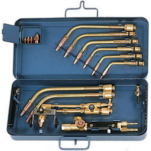 ACCESSORI PER SALDARE E TAGLIARE CON ACETILENE E OSSIGENO Composta di:<br>1 Impugnatura universale con attacco Ø mm 17, Art. 3200 GA.<br>8 Lance per saldare da mm 0,5 a 25, Art. 3200 GBx1 a 8.<br>1 Dispositivo per tagliare da mm 3 a 100 con carrello e guida, Art. 3200 GC.<br>In robusta cassetta lamiera smaltata. soldering and cutting tools 3179G