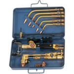 ACCESSORI PER SALDARE E TAGLIARE CON ACETILENE E OSSIGENO Composta di:<br>1 Impugnatura universale con attacco Ø mm 17, Art. 3200 GA.<br>5 Lance per saldare da mm 0,5 a 9, Art. 3200 GBx1 a 5.<br>1 Dispositivo per tagliare da mm 3 a 100 con carrello e guida, Art. 3200 GC.<br>In robusta cassetta lamiera smaltata. soldering and cutting tools 3179GA