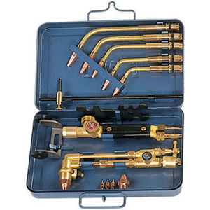 ACCESSORI PER SALDARE E TAGLIARE CON ACETILENE E OSSIGENO Composta di:<br>1 Impugnatura universale con attacco Ø mm 17, Art. 3200 GA.<br>5 Lance per saldare da mm 0,5 a 9, Art. 3200 GBx1 a 5.<br>1 Dispositivo per tagliare da mm 3 a 100 con carrello e guida, Art. 3200 GC.<br>In robusta cassetta lamiera smaltata. soldering and cutting tools 3179GA