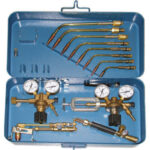 ACCESSORI PER SALDARE E TAGLIARE CON ACETILENE E OSSIGENO Composta di:<br>1 Impugnatura universale con attacco Ø mm 17, Art. 3200 GA.<br>8 Lance per saldare da mm 0,5 a 25, Art. 3200 GBx1 a 8.<br>1 Dispositivo per tagliare da mm 3 a 100 con carrello e guida, Art. 3200 GC.<br>1 Riduttore per ossigeno, Art. 3140 GE.<br>1 Riduttore per acetilene, Art. 3140 GA.<br>In robusta cassetta lamiera smaltata. soldering and cutting tools 3180GE