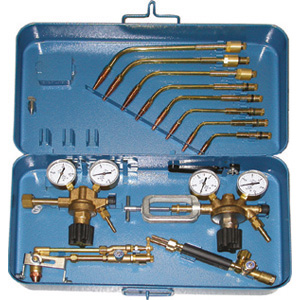 ACCESSORI PER SALDARE E TAGLIARE CON ACETILENE E OSSIGENO Composta di:<br>1 Impugnatura universale con attacco Ø mm 17, Art. 3200 GA.<br>8 Lance per saldare da mm 0,5 a 25, Art. 3200 GBx1 a 8.<br>1 Dispositivo per tagliare da mm 3 a 100 con carrello e guida, Art. 3200 GC.<br>1 Riduttore per ossigeno, Art. 3140 GE.<br>1 Riduttore per acetilene, Art. 3140 GA.<br>In robusta cassetta lamiera smaltata. soldering and cutting tools 3180GE