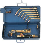ACCESSORI PER SALDARE E TAGLIARE CON PROPANO E OSSIGENO Guarniture per medie saldature.<br>Composta da:<br>1 Impugnatura universale con attacco Ø mm 17, Art. 3239 GB<br>6 Lance per saldare da mm 0,5 a 14, Art. 3239 GCx1 a 6<br>1 Dispositivo per tagliare da mm 3 a 100 con carrello e guida, Art. 3239 GE.<br>In robusta cassetta lamiera smaltata. soldering and cutting tools 3242G