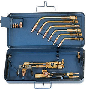 ACCESSORI PER SALDARE E TAGLIARE CON PROPANO E OSSIGENO Guarniture per medie saldature.<br>Composta da:<br>1 Impugnatura universale con attacco Ø mm 17, Art. 3239 GB<br>6 Lance per saldare da mm 0,5 a 14, Art. 3239 GCx1 a 6<br>1 Dispositivo per tagliare da mm 3 a 100 con carrello e guida, Art. 3239 GE.<br>In robusta cassetta lamiera smaltata. soldering and cutting tools 3242G