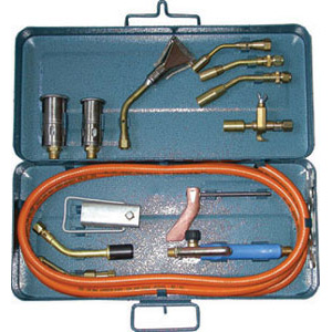 GUARNITURE PER SALDATURA E RISCALDO Composta di:<br>1 Impugnatura Art. 3247 GB<br>1 Tubo di combustione Ø mm19<br>1 Mazzetta rame a martello da 250 g<br>1 Cuffia completa di staffa di appoggio<br>3 Lance Art. 3247 GL x 100-120-140<br>1 Prolunga da mm 130<br>2 Tubi di combustione in acciaio inossidabile mm 30 - 40<br>1 Lancia<br>1 Tubo gomma con raccordi<br>1 Chiave corredo<br>In robusta cassetta lamiera. propane gas soldering sets 3248G