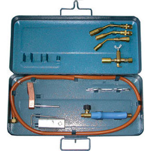 GUARNITURE PER SALDATURA E RISCALDO Composta di:<br>1 Impugnatura Art. 3247 GA<br>3 Lance Art. 3247 GL x 100-120-140<br>1 Tubo di combustione Ø mm 19<br>1 Mazzetta rame a martello da 250 g<br>1 Cuffia completa di staffa di appoggio<br>1 Tubo gomma con raccordi<br>1 Chiave corredo<br>In robusta cassetta lamiera. propane gas soldering sets 3248GL