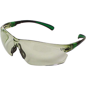 OCCHIALI DI PROTEZIONE Con lente verde chiaro per il massimo comfort e protezione sia in ambienti esterni che interni con scarsa luminosità. protection glasses 3387D