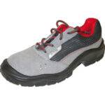 CALZATURE DI PROTEZIONE Tipo basso, leggero, in pelle scamosciata, con fori di aerazione, particolarmente confortevole, elegante, con suola a grande resistenza all'abrasione, fodera traspirante e imbottita.<br>Categoria di sicurezza S1P. shoes 3403MA 40