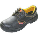 CALZATURE DI PROTEZIONE Tipo basso, in pelle nera, confortevole, con suola a grande resistenza all'abrasione, fodera traspirante e imbottita.<br>Categoria di sicurezza S3. shoes 3403MT