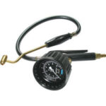 PISTOLE DI GONFIAGGIO Per pressioni da 0-10 bar (Atm). Suddivisione 1/10. Adatto anche per gonfiaggi con AZOTO.<br>Tubo di gomma con testina gonfiaggio prolungata. <br>Attacco ad innesto rapido per rubinetti (Art. 3480 GA-B-C/3480 GP-R-S-). hand tyre inflator and pressure gauges 3458GB